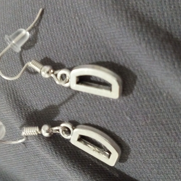Letter D earrings - Picture 3 of 3